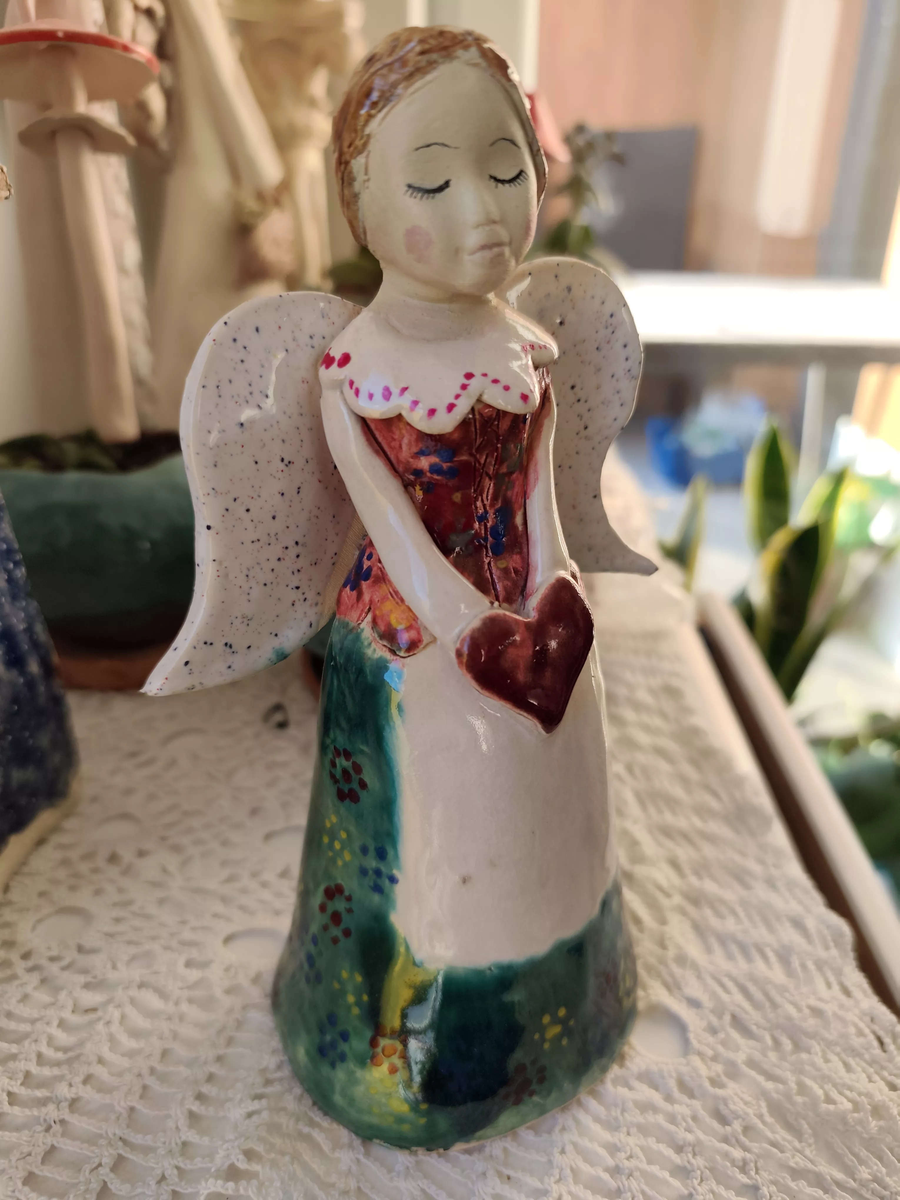 anioł ceramiczny w ludowym stroju