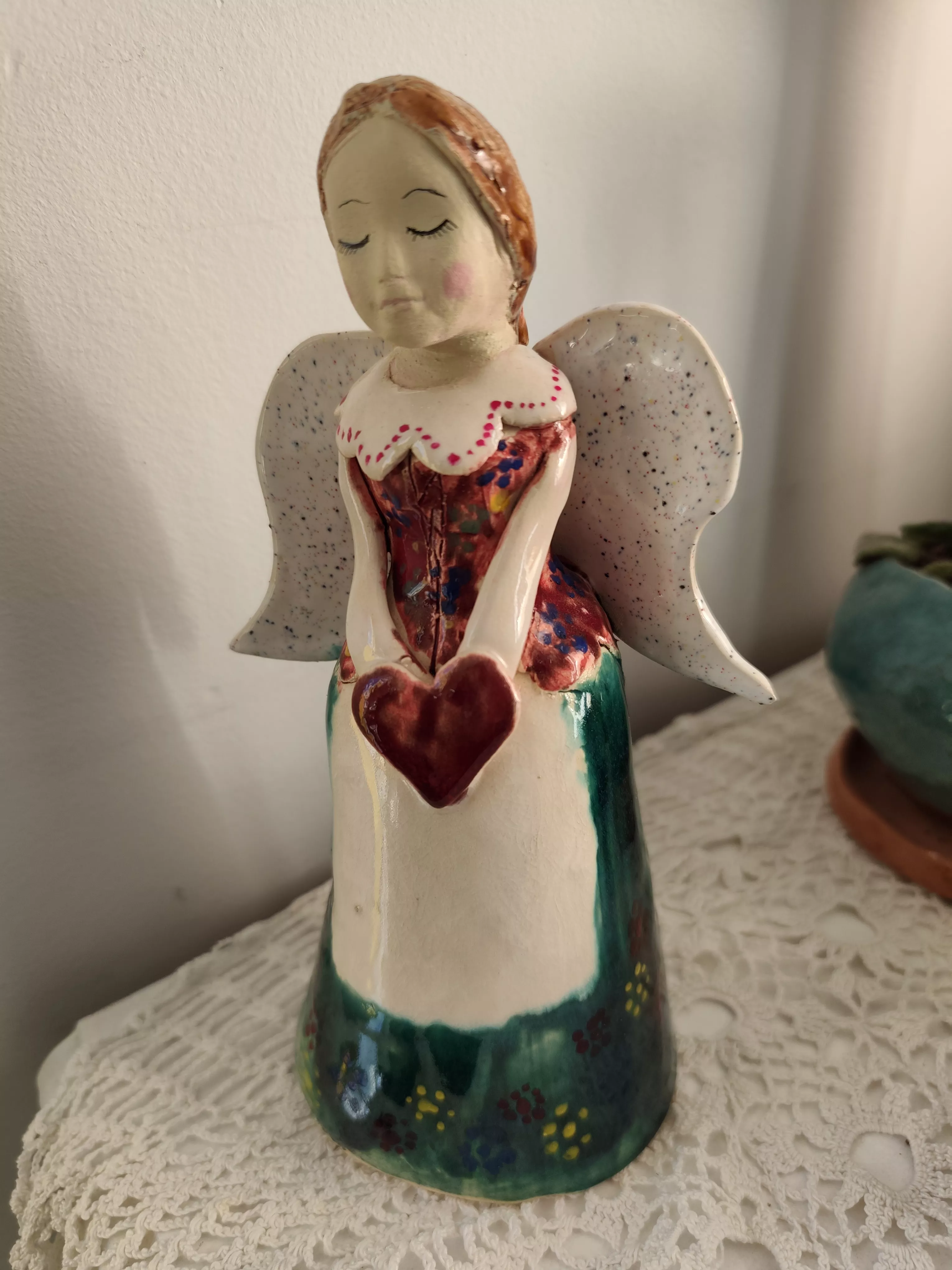 anioł ceramiczny w ludowym stroju