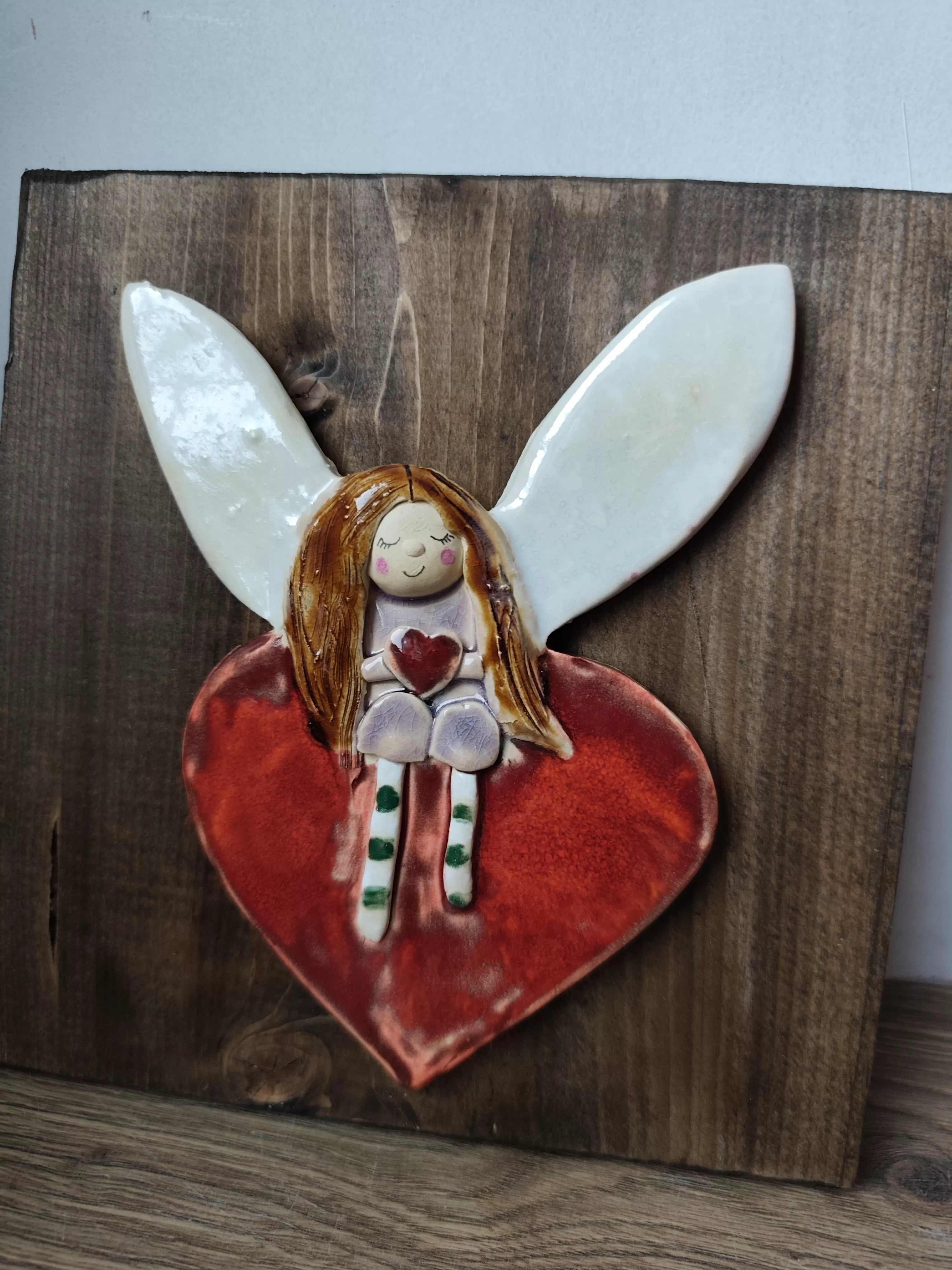 aniołek ceramiczny na desce