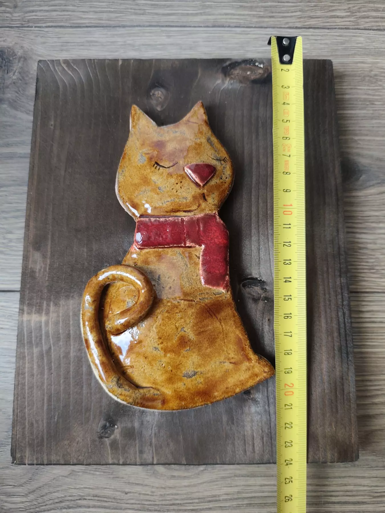 kotek ceramiczny na desce