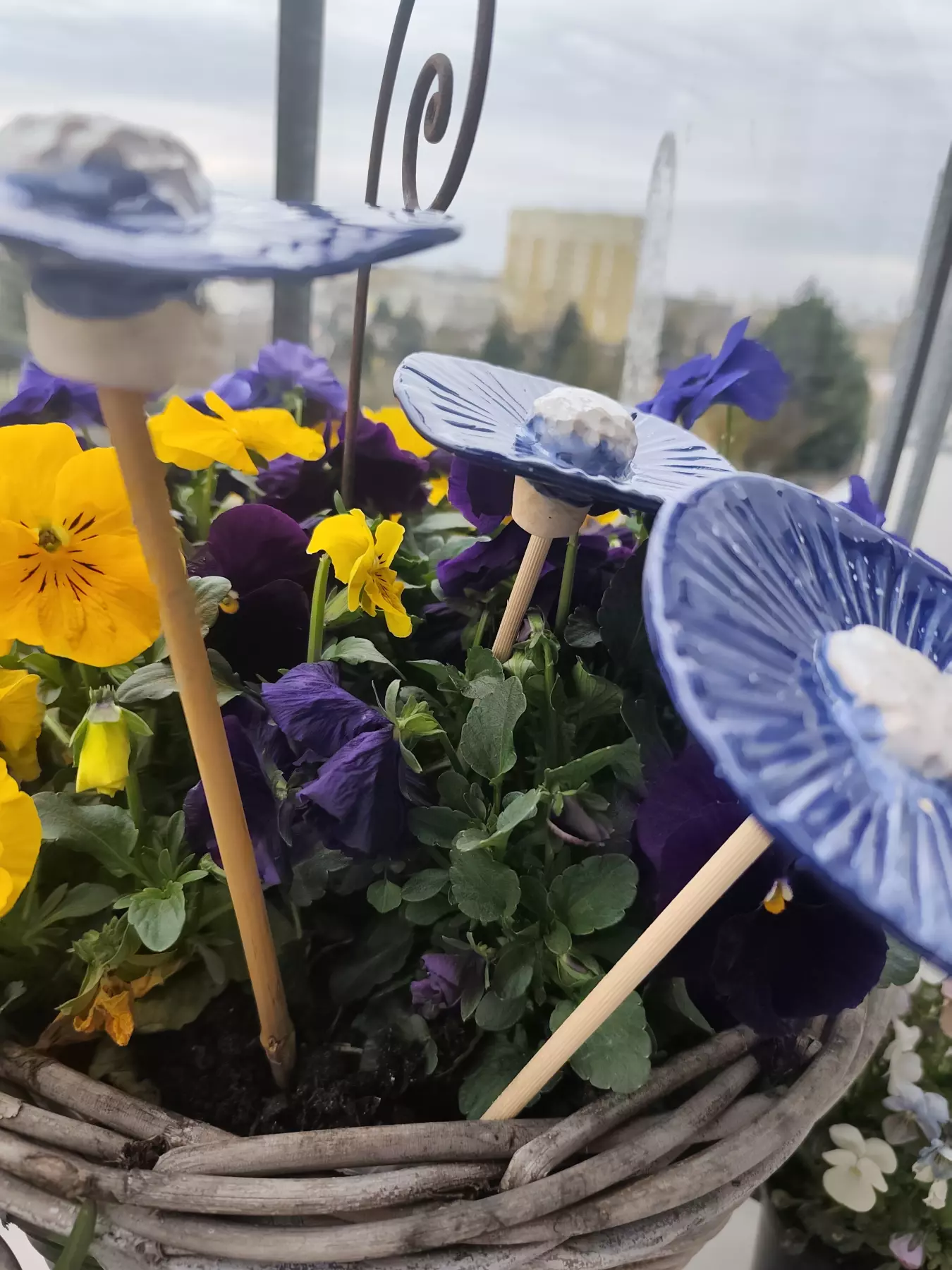 Kwiaty ceramiczne 3szt na drewnianych kijkach